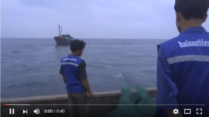 Nhà thuyền thả lưới đánh bắt hải sản biển tự nhiên